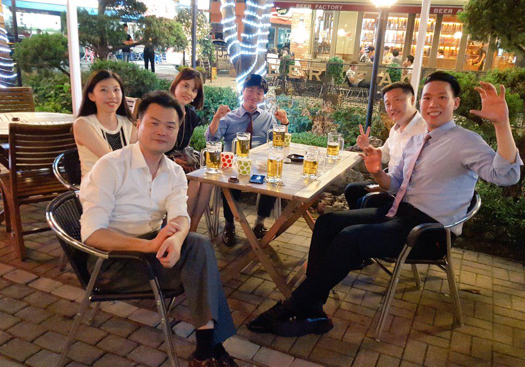 MJtheBlueWhale's tweet photo. Throw back. Last beer time with a CM and managers. All of you are great mentors! @MJtheBlueWhale @AdeccoWaytoWork http://t.co/crltQWTGOT