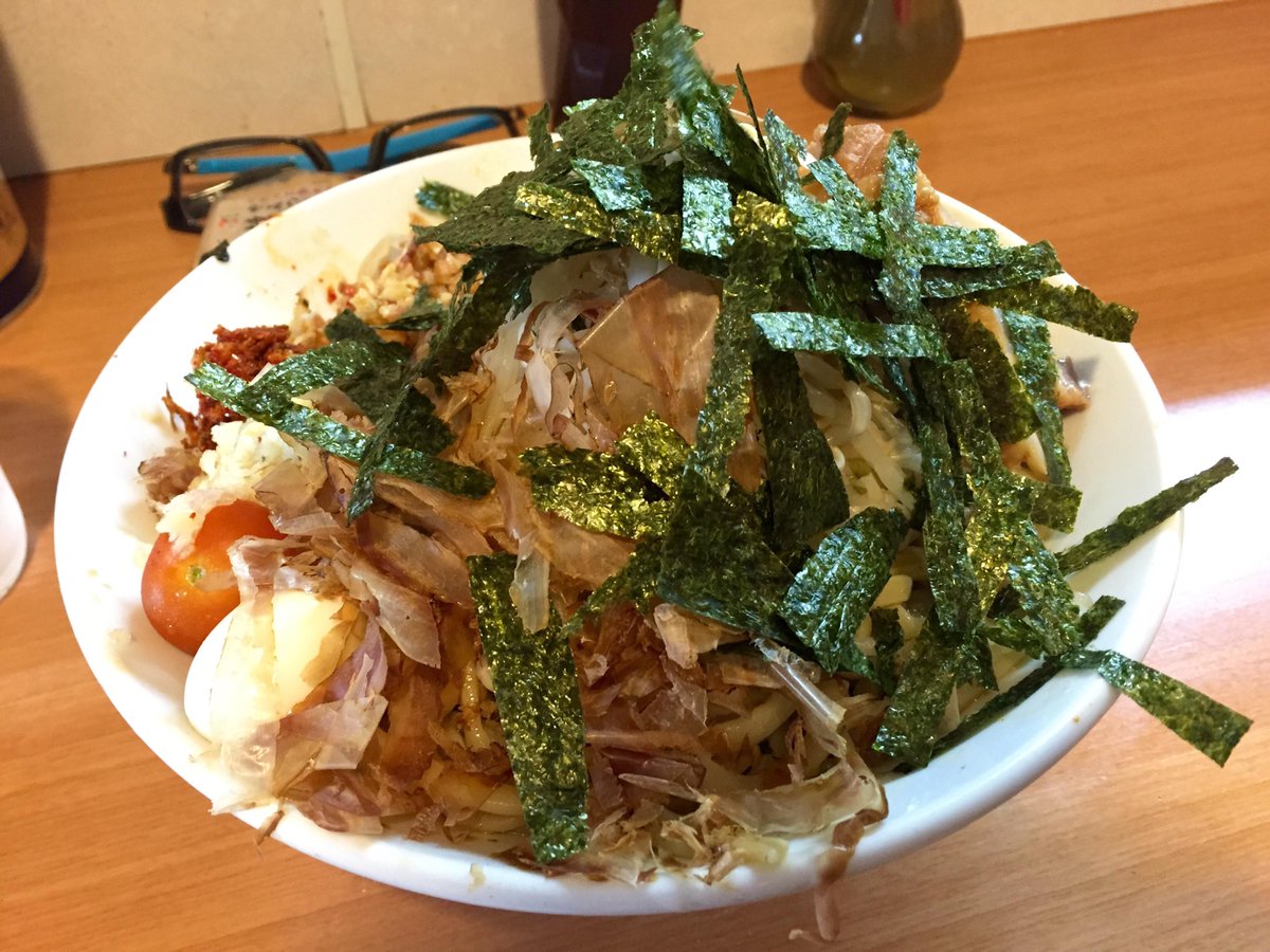 hazumit's tweet photo. 豚星。癒し中華。通常のにくらべ、醤油と酸味が強い普通の冷やし中華に近い感じ。
とはいえ混ぜていると底にあるいつもの味と合わさって何も変わらなくなる。 http://t.co/qxHpphzOiq