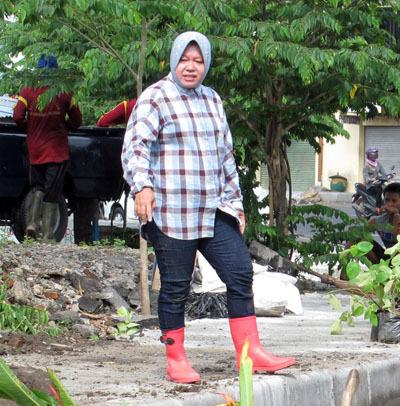 wanitahebat_INA's tweet photo. SALAH SATU BERITA SAAT Tri Rismaharini MARAH #HEBATNYAWANITAINDONESIA 
http://t.co/TaCDJcw0Ld  @saling_share http://t.co/8RnZYWugCv
