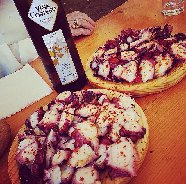 gacs__'s tweet photo. Qué sería un #agosto sin vino blanco, pulpo y os milagro!!?? #vacaciones #happinessontheroad #galizacalidade http://t.co/s3twg7fz00