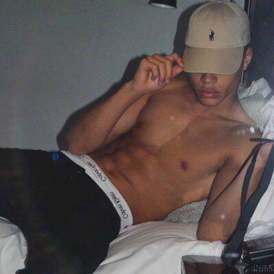 colouredpapi's tweet photo. How I'm chilling today #publicholiday http://t.co/k611kyJgg9