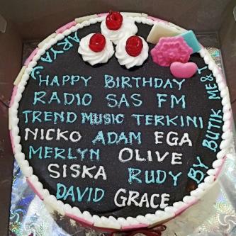 A_Setioko's tweet photo. #KueUlangTahun @radiosasfm Cc: @olivepahpoh @hello_sisca @merlinswan @graceistia @EGAcahyo disponsori Me&amp;T Boutique http://t.co/LWThYu0zYS