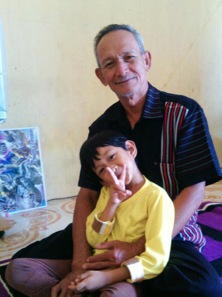 widia_stutiaps's tweet photo. Hey!! Lelaki terhebat {}
Miss you bapak :D http://t.co/wcElGjd2mH
