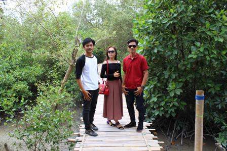 94riza_'s tweet photo. #HutanMangrove with my best friend @arobi40 and @lilyivanalie27 http://t.co/2yYOK0GbKn