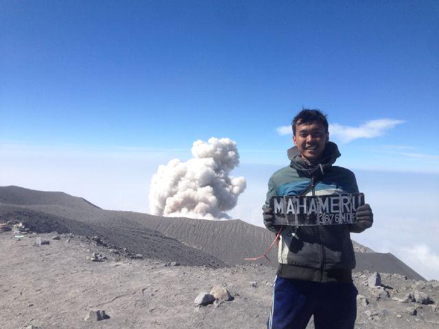 vallinavano's tweet photo. suatu kehormatan bisa berdiri diatas puncak #mahameru http://t.co/8FZRTvlHYf