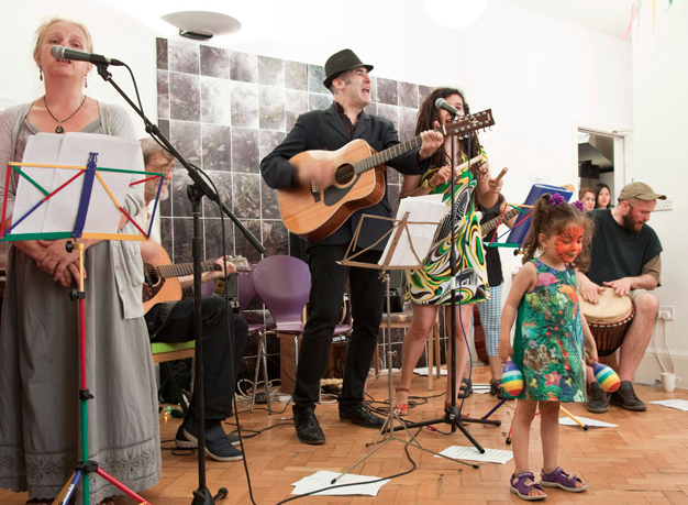 Upbeat Musicians Liven Up Fitzrovia Summer Party upbeatmusic.org/news/upbeat-mu…