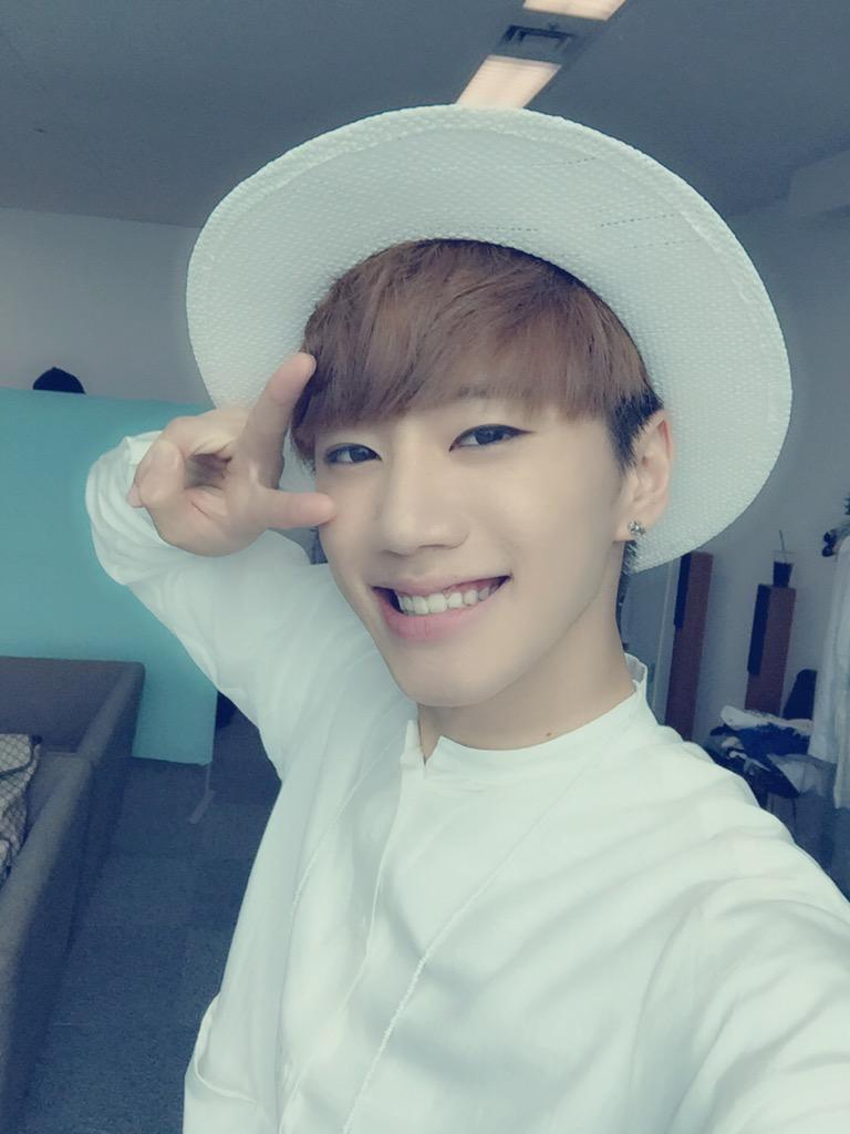 1ee_Jun_Yxxng's tweet photo. 키스미 ㅠㅠ오랜만이네요~~ㅎㅎ 저 준이는 일본 도착해서 열심히 투어 연습중입니다!!너무 더운데ㅠㅠ 키스미 멘션보고 힘이 마구 나서 즐겁게 하고있어용!!!~~❤️ 이번 일주일도 정말 사랑해요! http://t.co/x0sPUv6Nxk