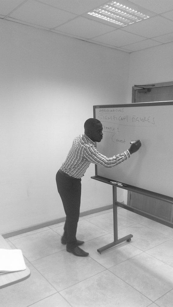 GirlsEdGH's tweet photo. @yawson_nelson teaching significant figures #mathsisjoy #vacationclasses #geiglearns @LancasterGhana @VedicGh http://t.co/FRsrlCAD82