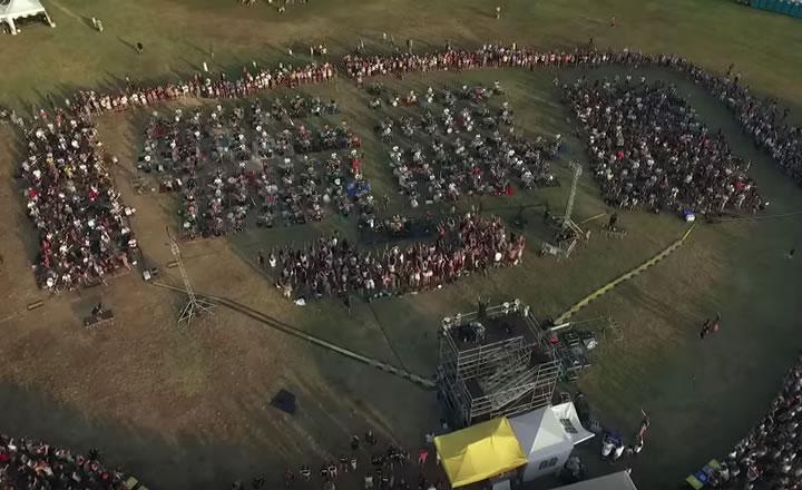 Zaionwebdesign's tweet image. COLOSSALE IMPRESA!! In 1000 a Cesena cantano e suonano per far venire i foo fighters in Italia.zaionwebdesign.eu/#sitoweb