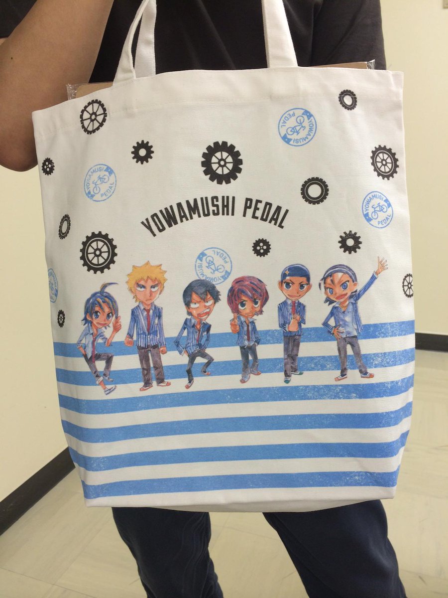 週刊少年チャンピオン編集部 弱虫ペダル コミックマーケット開催直前 弱ペダ グッズをチラっと紹介 総北セット 箱根学園セットは渡辺航先生の描き下ろしイラストを使用したトートバッグにグッズを詰めます バッグを入れるショッパーは付きませ