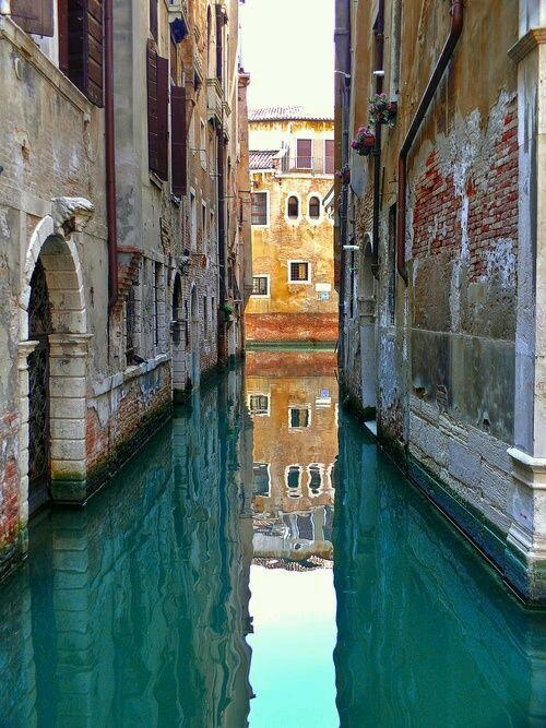 italianfromlove's tweet photo. 'The beauty of reflection..#Venice #Venezia #coloursofitaly #light http://t.co/CEgsyTiDYB