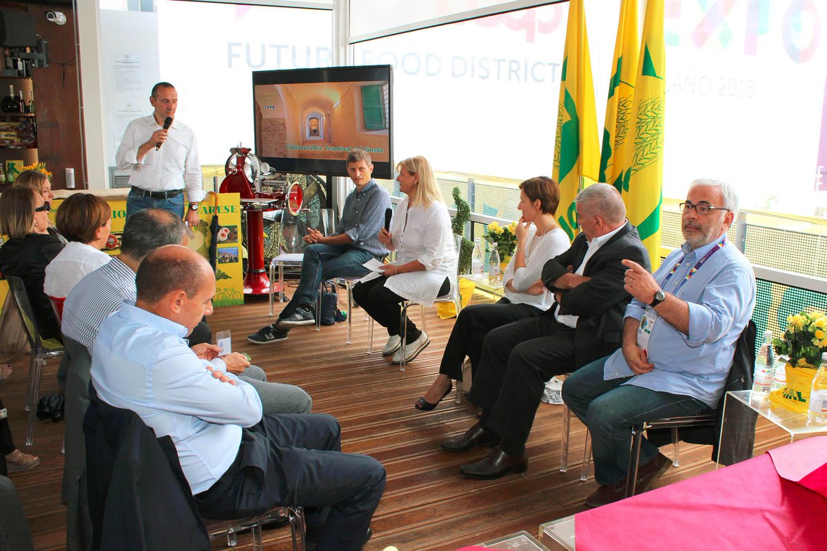 COLDIRETTIPAVIA's tweet photo. CONSUMI, DALL’ABBONDANZA ALLO SPRECO: IL VALORE DEL PANE E IL SUO RECUPERO #Coldiretti #Expo2015 #Lombardia #Pavia http://t.co/q9PefE6iar