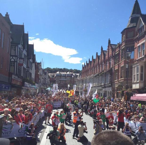 What a awesome welcome for the boys today up in Colwyn bay. I told them it's gods country! <a href="/WelshRugbyUnion/">Welsh Rugby Union 🏴󠁧󠁢󠁷󠁬󠁳󠁿</a> 😂👍