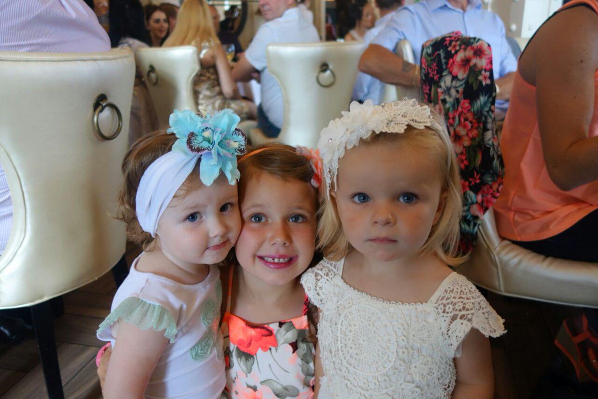 QuartersL1's tweet photo. Gorgeous girls! Xxx http://t.co/HQsF0m9SXm