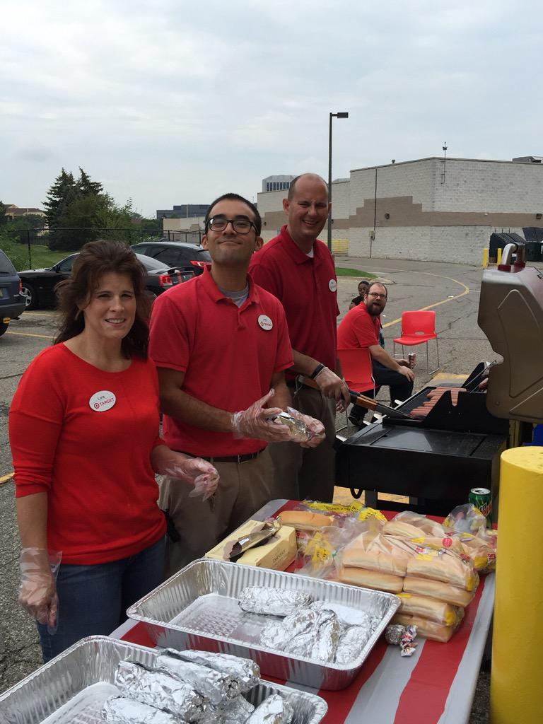 mgkeast's tweet photo. Store Picnic at 279! Celebrate the Green! #GreenVibe #GreenRedCard @mirates55 @Lpezey @MegRutkow @puglise14 http://t.co/pzShbSyXHK