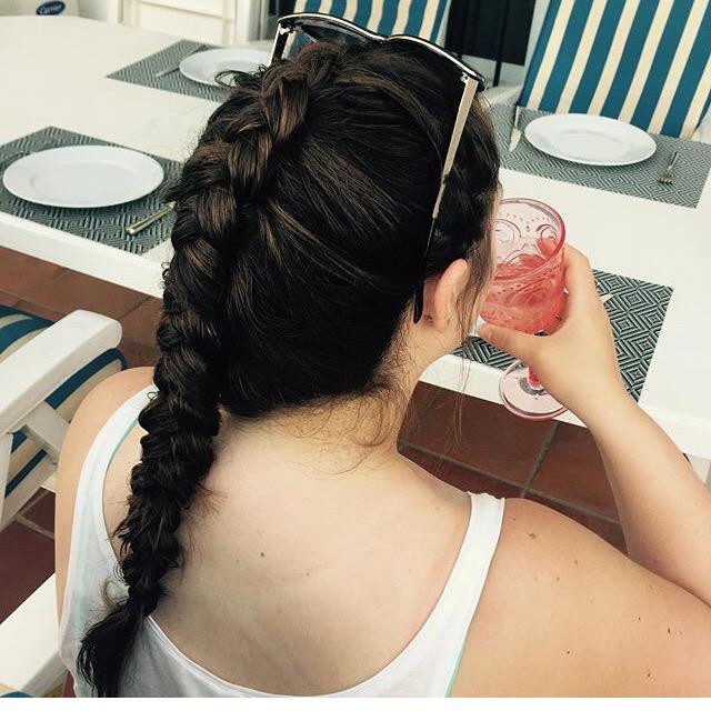 molly_ransom's tweet photo. @louteasdale my bestie @harriet_k_e was rocking the #dinobraid on our hols, done by meeee, you approve?? 💕👌🏼 http://t.co/UirGpPBzqZ