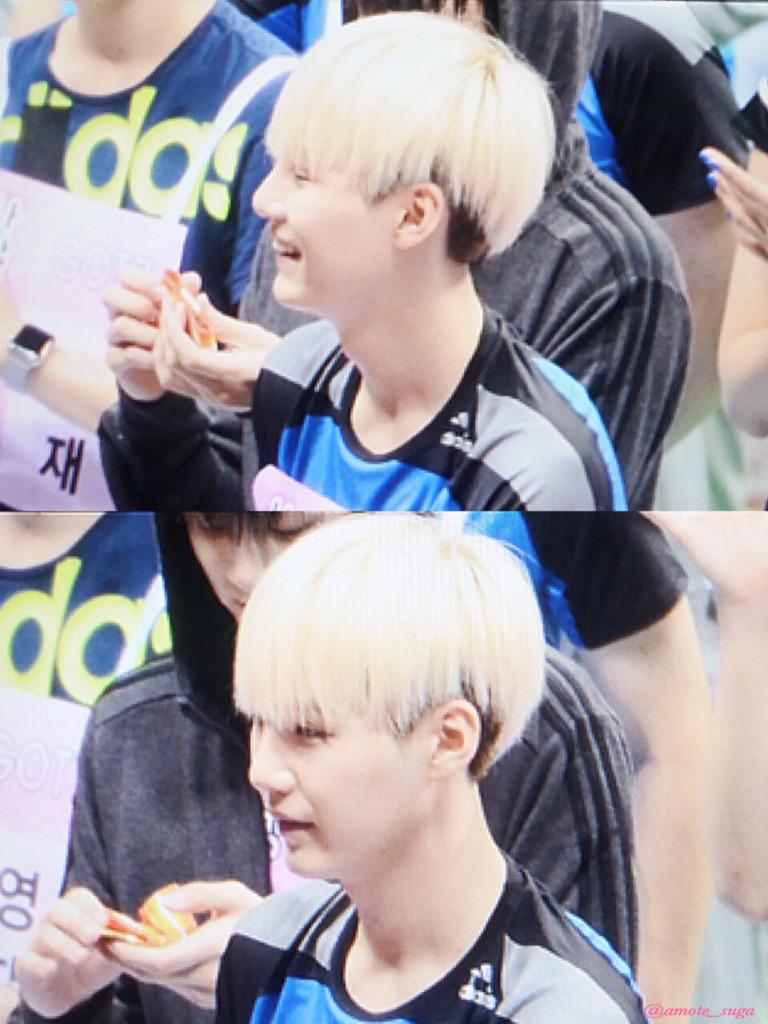AMOTE_SUGA's tweet photo. [150810 아육대] 고생 많았어요~ http://t.co/rERH7HQ5en