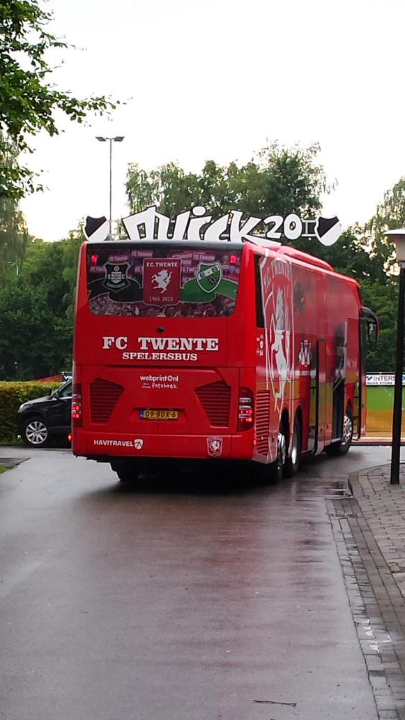 Twente spelersbus met vrouwen van Junglinster(Lux) voor training bij #Quick20. Morgenavond Champions League wedstrijd