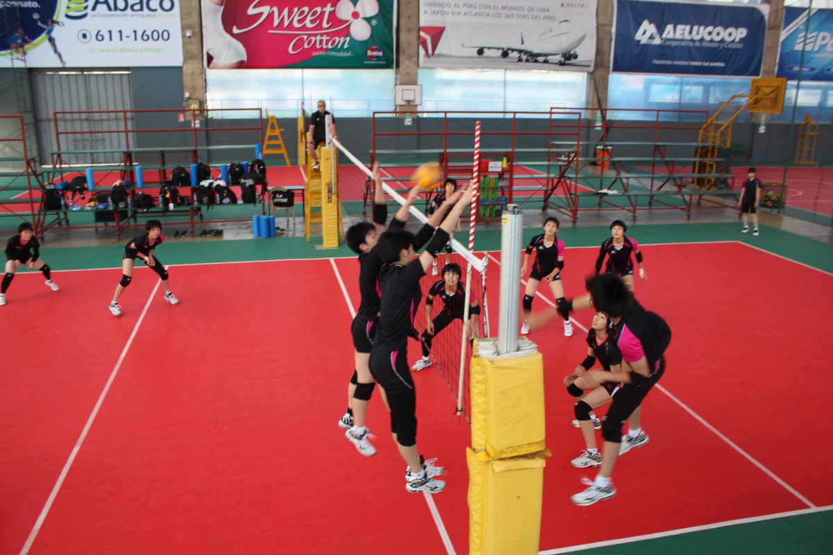 aelu1's tweet photo. Entrenamiento de la selección de Vóley japonesa Sub-18 en nuestras instalaciones. #MundialVoley http://t.co/ldQ1JOOO5P