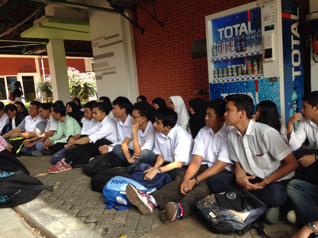 sejarahUI2015's tweet photo. Suasana ngumpul-ngumpul tadi siang http://t.co/7z71AsNkVd
