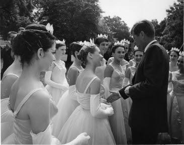 HillaryVoight's tweet photo. 53 yrs. ago 117 #InterlochenArts Summer Students met President John F. Kennedy http://t.co/1mry78AN5p @TraverseTicker http://t.co/NiWkcrUTjt