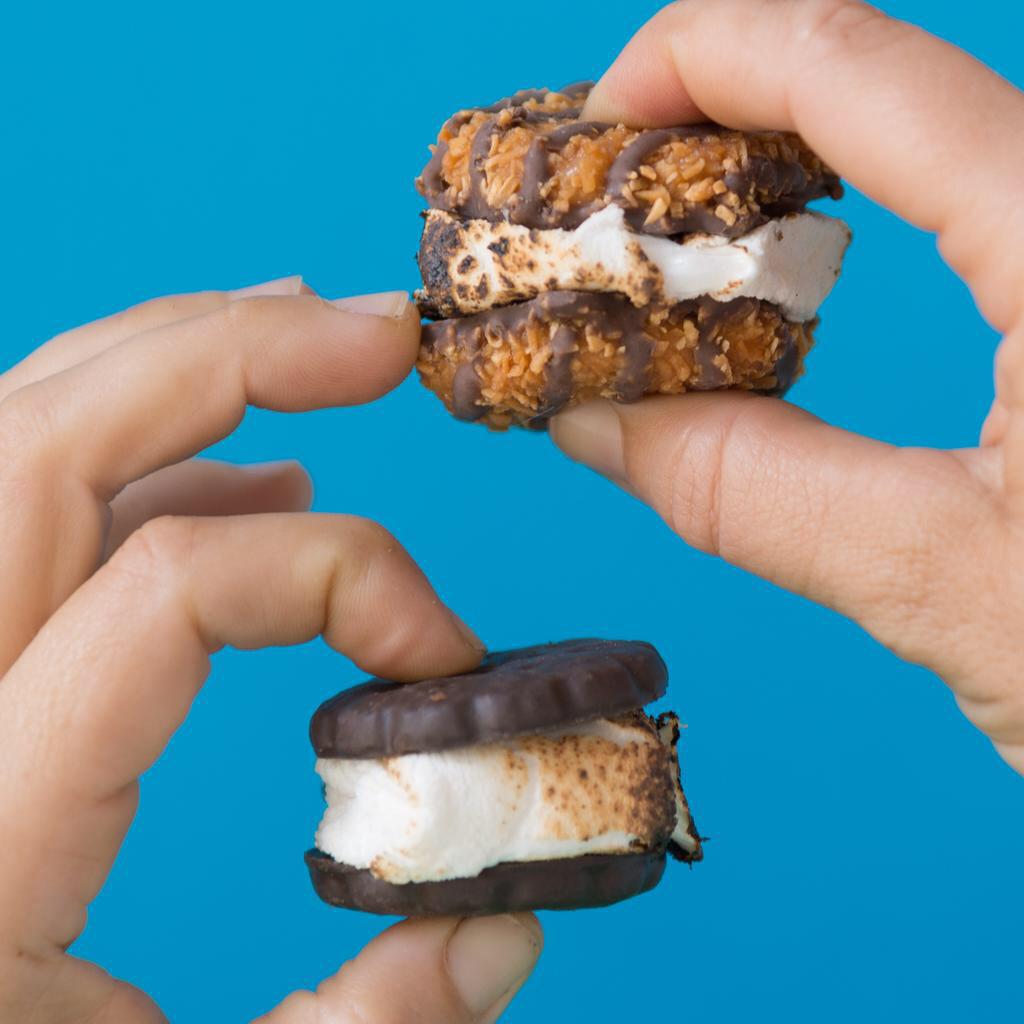 AnnaMariaChavez's tweet photo. Happy #NationalSmoresDay! I'm making mine with samoas. What's your favorite s'more recipe? http://t.co/r9LD6JT666