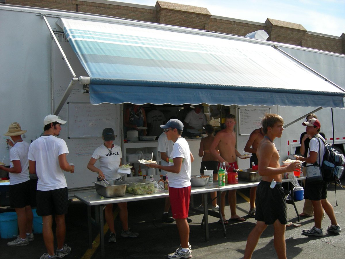 CaterNeedsStore's tweet photo. #FoodTrucks vs. #FoodTrailers. Here's what you need to know. http://t.co/JZ2mpgCL7o http://t.co/K4vCAViSKh