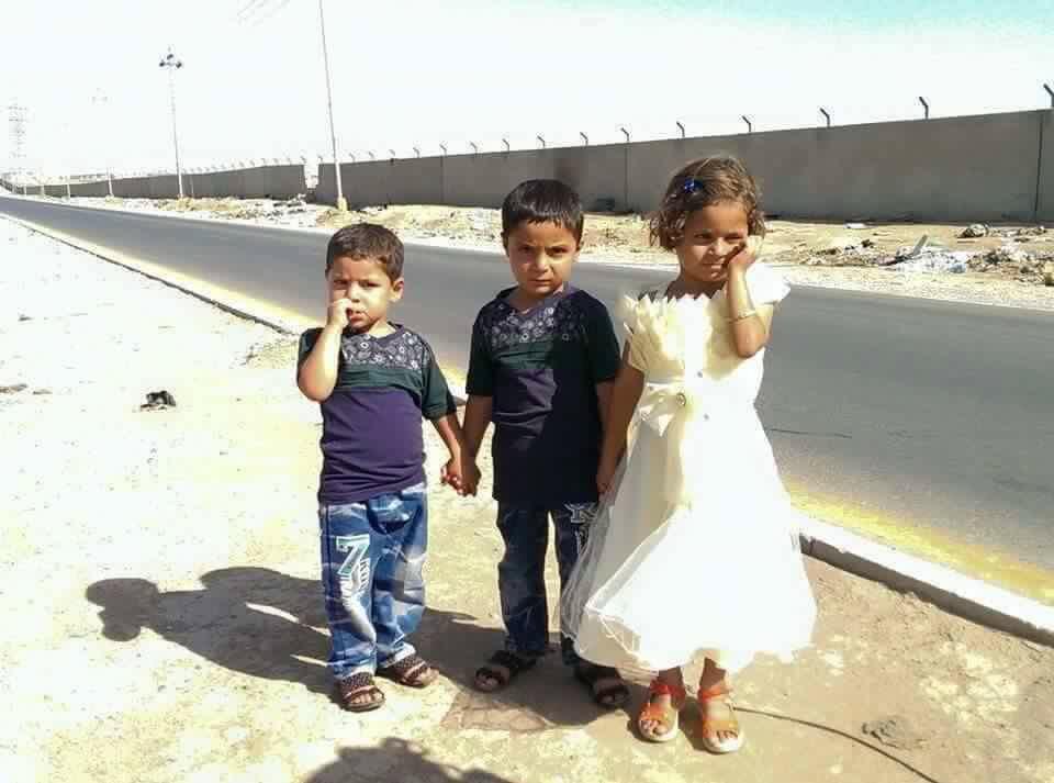 Hayderbader14's tweet photo. اطفال يتركوا وسط الشارع في #كركوك من قبل ولادهم والسبب تافهه زوجة الأب لا ترضى بوجودهم. معها 
@mk87iq @baharsea1 http://t.co/BkYmKL1Lzo
