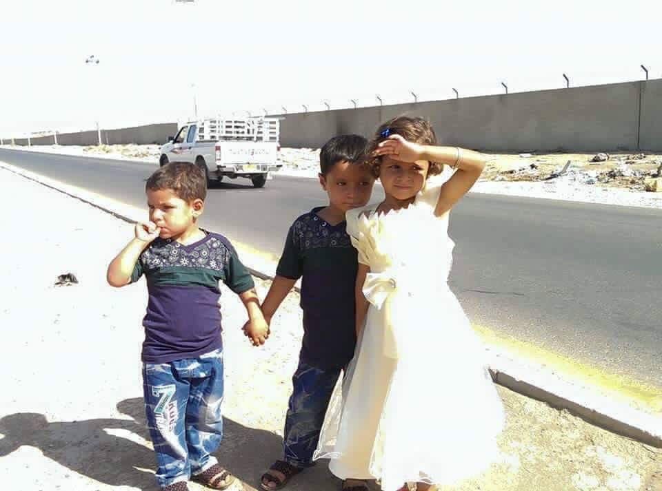 Hayderbader14's tweet photo. اطفال يتركوا وسط الشارع في #كركوك من قبل ولادهم والسبب تافهه زوجة الأب لا ترضى بوجودهم. معها 
@mk87iq @baharsea1 http://t.co/BkYmKL1Lzo