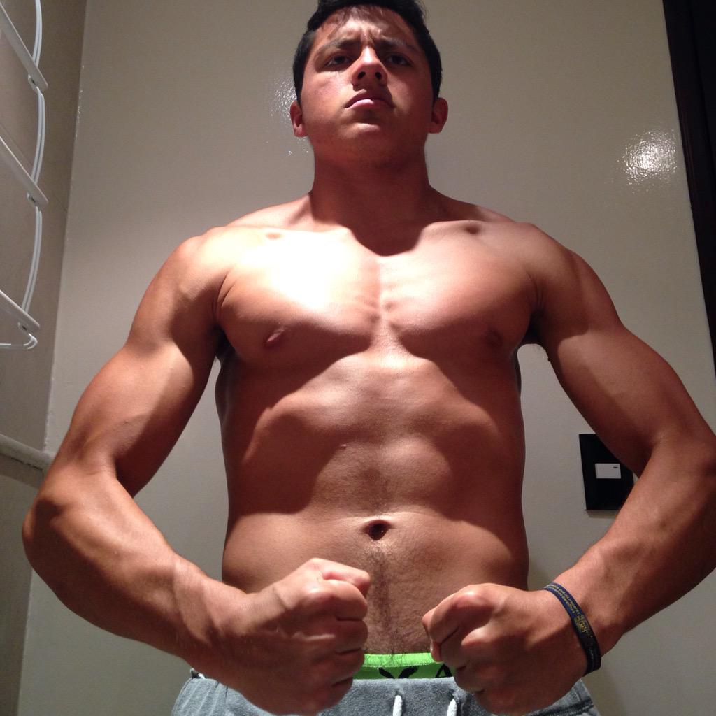 ensisoydavid's tweet photo. 3 meses en el gym y ahora a entrenar en la universidad el músculo más valioso q tenemos el cerebro #MondayMotivation http://t.co/Uv3HC1Pw1v