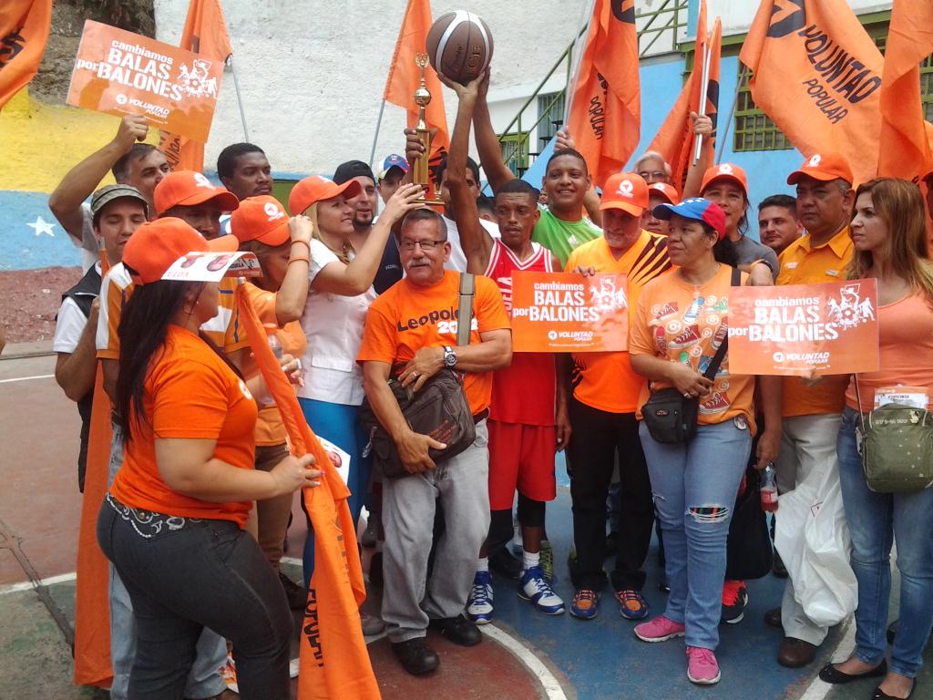 DefensaIDH's tweet photo. Este fin de semana #LaLlaveDelCambio @JoseAGuerra y @leon_ismael cambian #BalasXBalones en el valle con @TamaraAdrian http://t.co/88LyH4LMzE