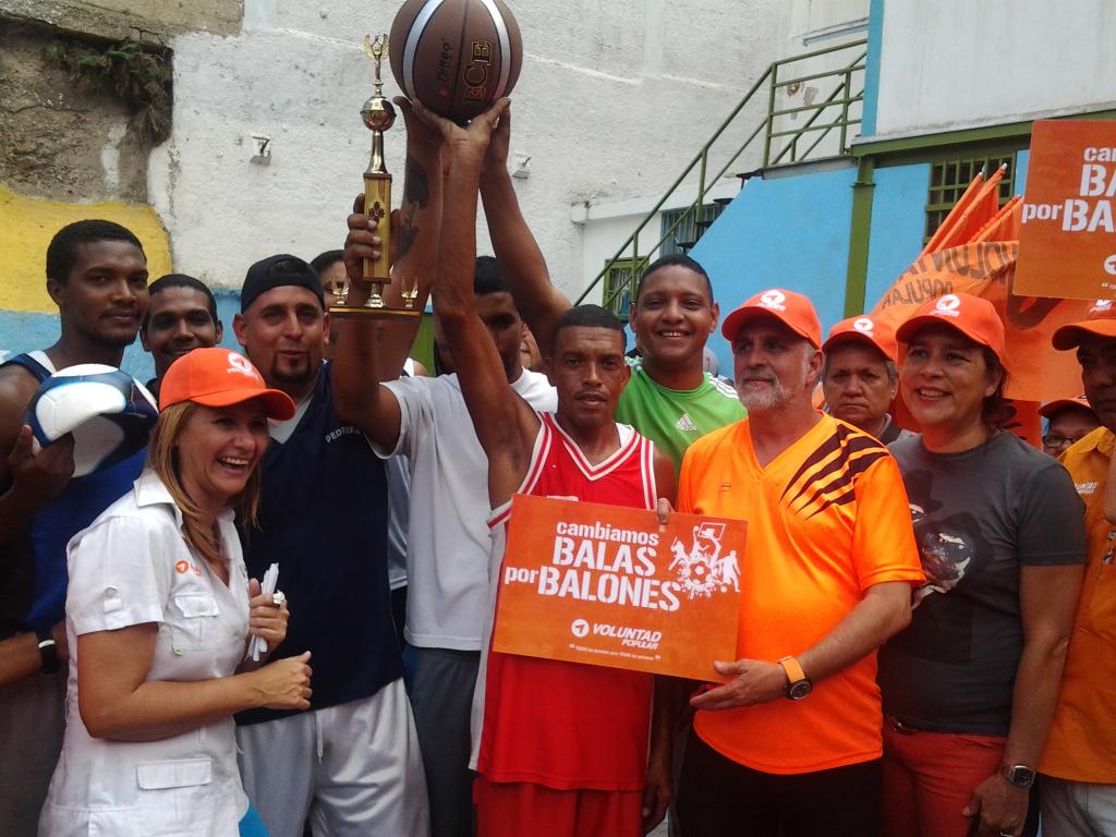 DefensaIDH's tweet photo. Este fin de semana #LaLlaveDelCambio @JoseAGuerra y @leon_ismael cambian #BalasXBalones en el valle con @TamaraAdrian http://t.co/88LyH4LMzE