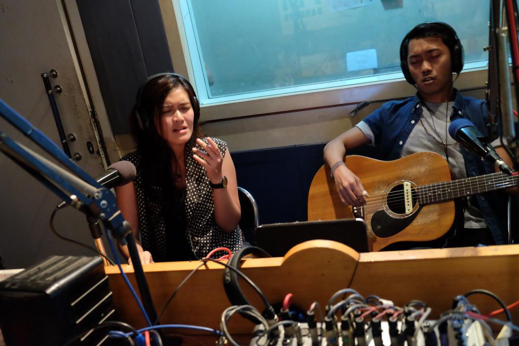 TRL_Bandung's tweet photo. #DNJcoustic #NowLive "like im gonna lose you - john legend feat meghan taynor " covered by @sarahNsoul http://t.co/9kQuAB8VY3