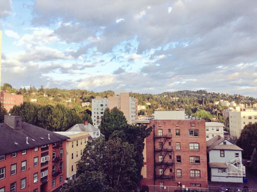 not_active_197's tweet photo. good morning #viewsfromtheloft #portland http://t.co/kSTKgvlS6D