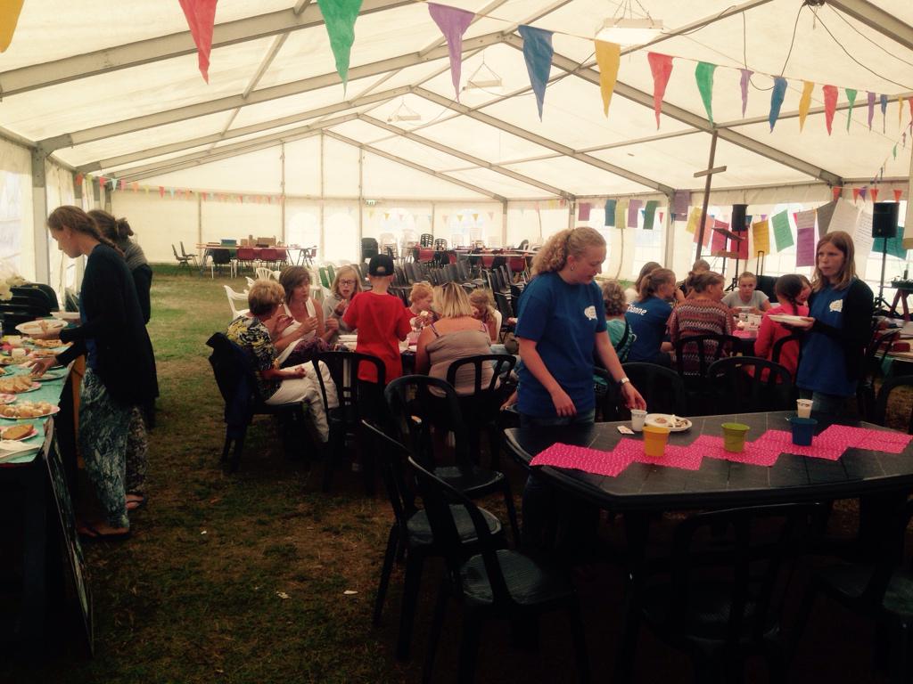 dabarouddorp's tweet photo. De dames zijn lekker aan het high-tea'en... http://t.co/v8pxt8zhze