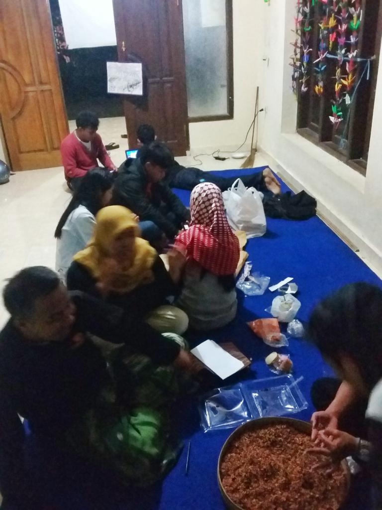 118Kkn's tweet photo. Malam ini kita lagi bungkus2 kado nih buat hadiah nanti acara 17 Agustus. Semangaaata!! #pejuangkkn http://t.co/xXqsKbi6Jx