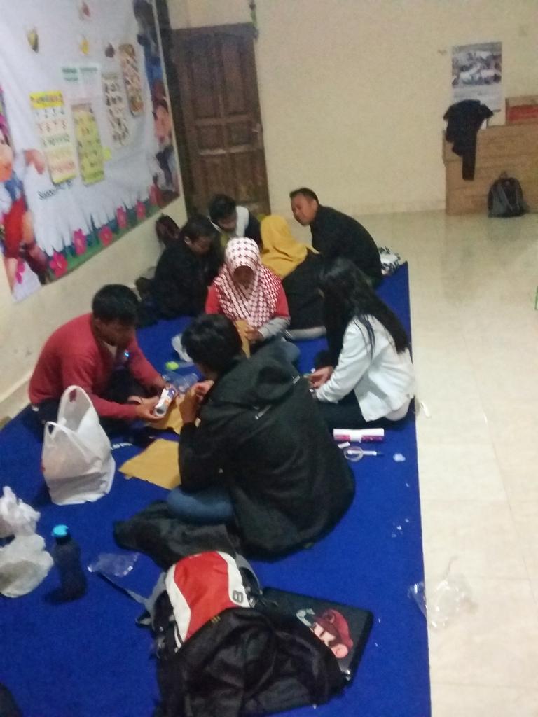 118Kkn's tweet photo. Malam ini kita lagi bungkus2 kado nih buat hadiah nanti acara 17 Agustus. Semangaaata!! #pejuangkkn http://t.co/xXqsKbi6Jx