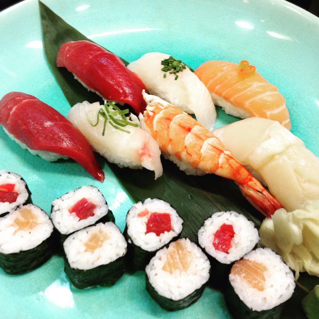 Sakehimawari's tweet photo. Para empezar una semana sano y salvo, aquí siempre hay de fresco! Esta semana recomendamos pez mantequilla con trufa! http://t.co/U1b6fBGRjv