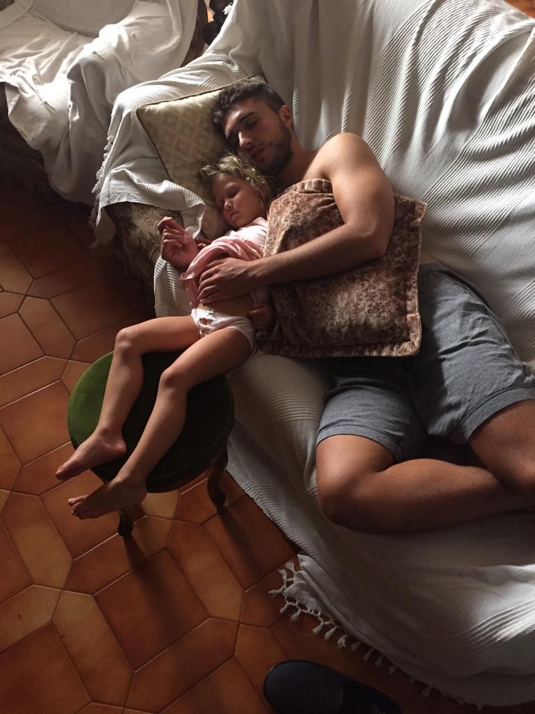 ernest795's tweet photo. Siesta time. http://t.co/PFmL6m8rPh