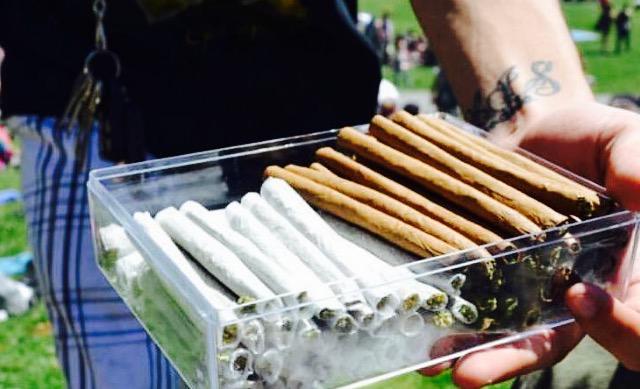 weednsnacks's tweet photo. RT for Joints 

FAV for blunts http://t.co/4Avlb1Jzdt