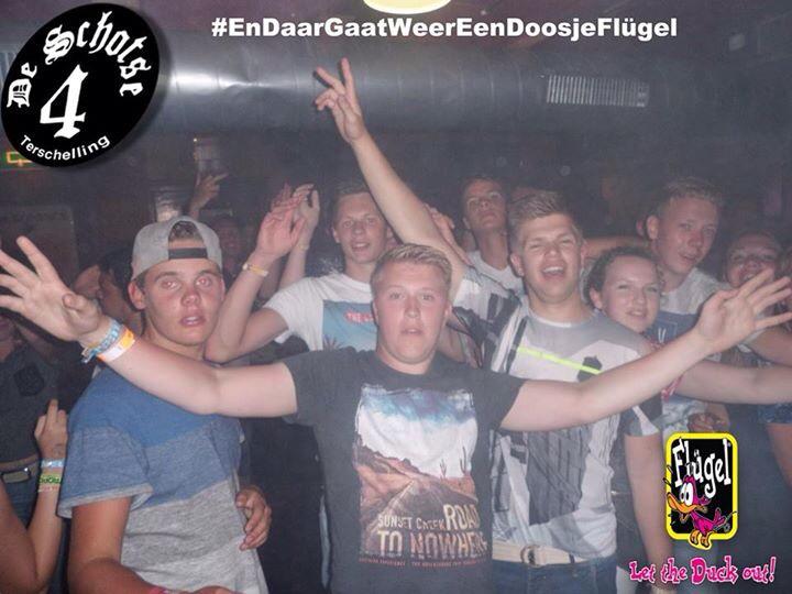 Schotse_4's tweet photo. Iedereen weer bedrankt, ja bedrankt, vanavond weer doosjes flügel met @partyjockharry http://t.co/A9vt9wnfKT