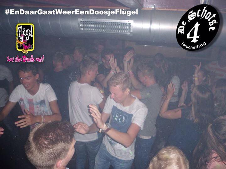 Iedereen weer bedrankt, ja bedrankt, vanavond weer doosjes flügel met <a href="/partyjockharry/">harry wennemers</a>
