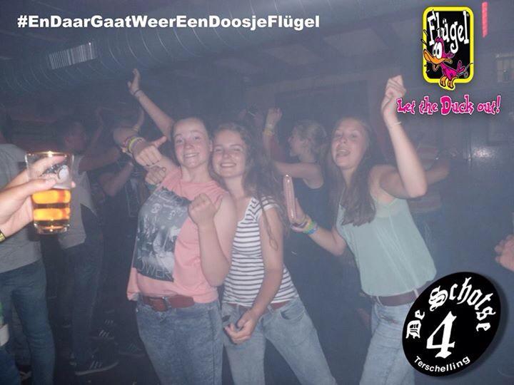 Schotse_4's tweet photo. Iedereen weer bedrankt, ja bedrankt, vanavond weer doosjes flügel met @partyjockharry http://t.co/A9vt9wnfKT