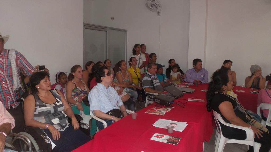 marcela_amayag's tweet photo. ¡Nos llena de inspiración escuchar a estos luchadores!Recibimos sus propuestas para un #GobiernoSeguro e incluyente. http://t.co/AXQi0PC40Y