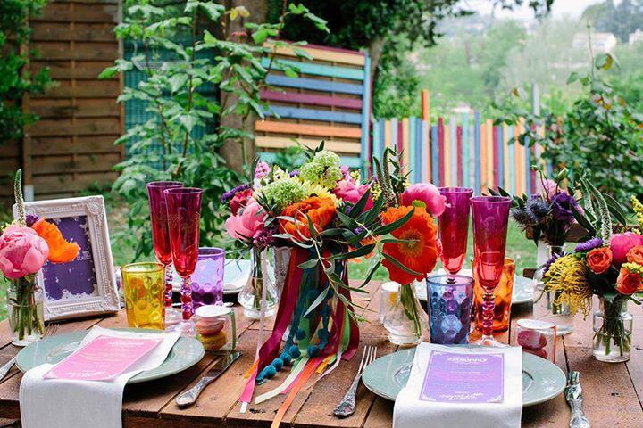 propmywedding's tweet image. Happy Monday! We love this colourful set up from @RockMyWedding, really brightens up our day! #wedding #colourful