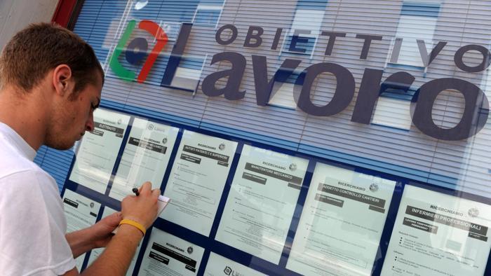 LaStampa's tweet photo. Lavoro, crescono i contratti stabili. Renzi: “Siamo sulla strada giusta” http://t.co/sgguwmTPK4 http://t.co/t486aq4Uiw