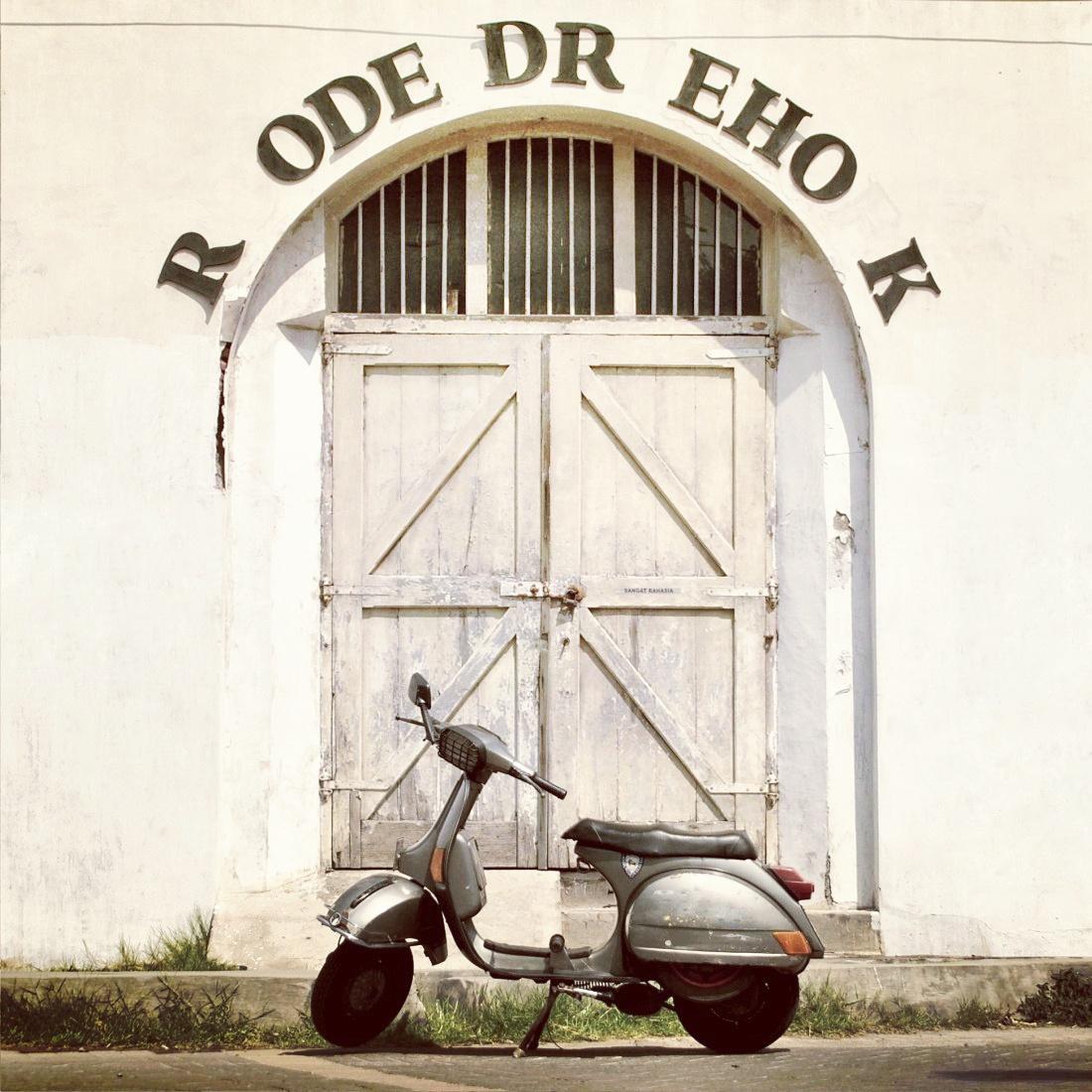 wisatasemarang's tweet photo. #smgfoto @portrayal18: Parkir doeloe biar mboh,,,, 😁 #vespa #semarang #kotalama http://t.co/cGOqsbTy6H
