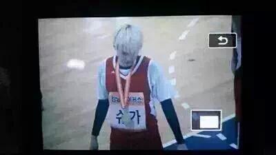 jigyunism's tweet photo. DUDE WHY MIN YOONGI IS SO PERFECT http://t.co/8fhN1gXbWF