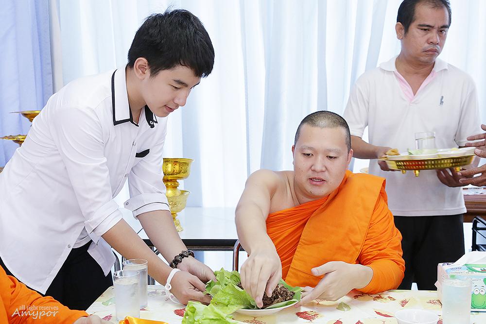 amypor's tweet photo. ทำบุญวันเกิดน้องไกด์ @kaii_prakasit @KaiiFC #theschool #theschoolstory #HBDGuide16th http://t.co/XEQ5XC2ISy