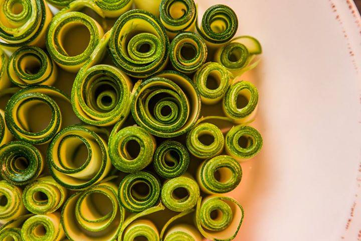 Des fines tranches de zucchini.